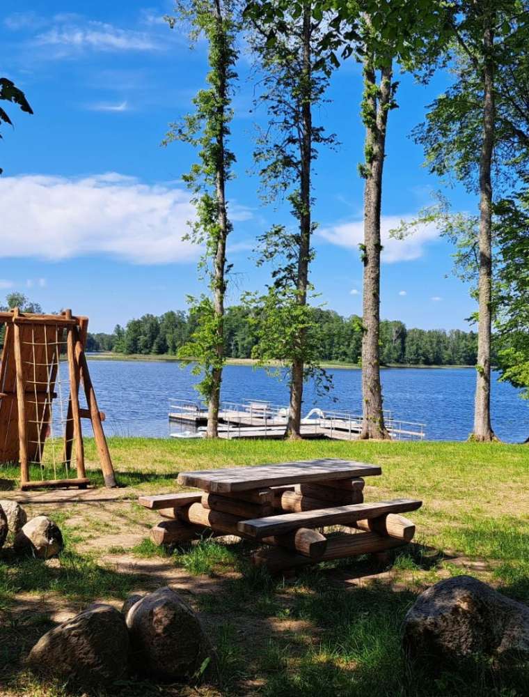 Atpūtas vieta Geļenovas muižas parkā