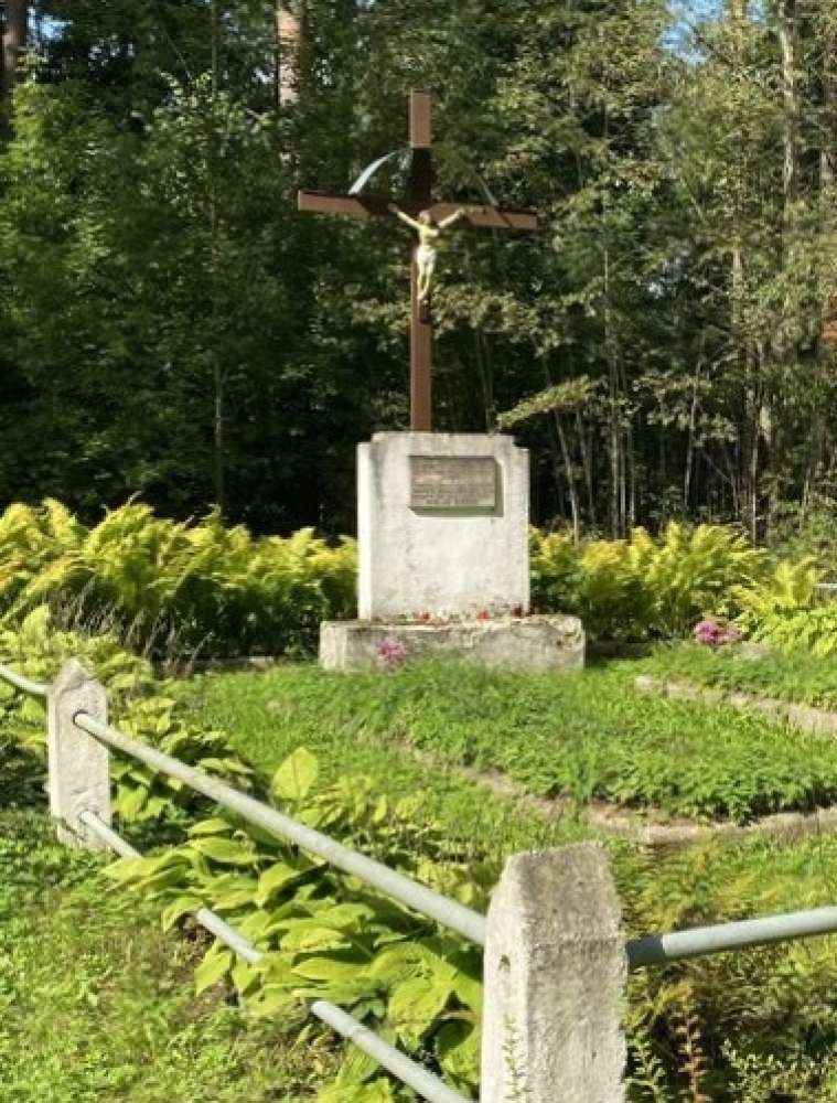 Piemiņas vieta pie Aglonas Katoļu ģimnāzijas psihiatriskās slimnīcas nošautajiem pacientiem