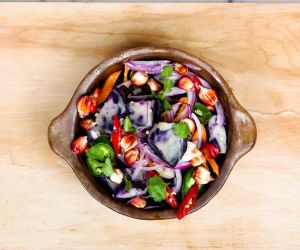 Est enim tanti philosophi tamque nobilis audacter sua decreta defendere.