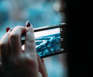 Est enim tanti philosophi tamque nobilis audacter sua decreta defendere.