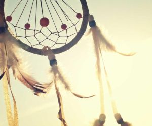 Est enim tanti philosophi tamque nobilis audacter sua decreta defendere.